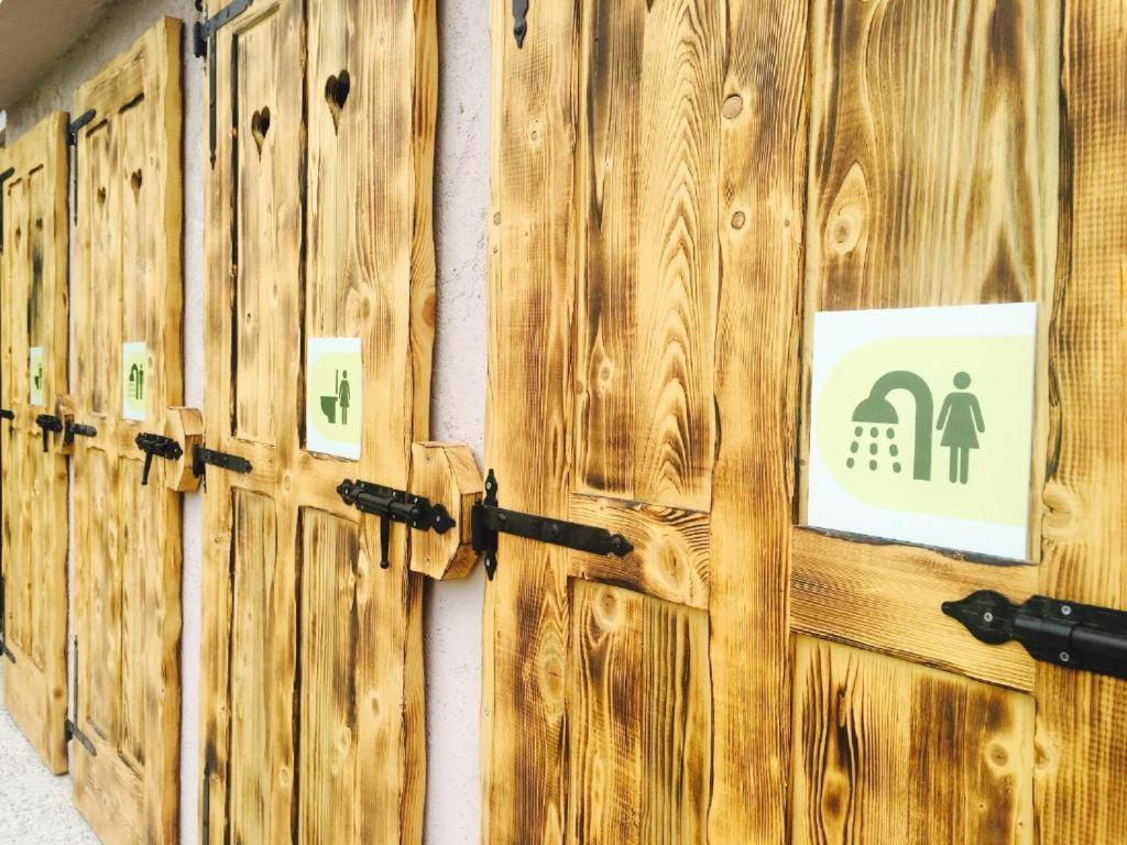 Hotel Glamping Alp Hut In Camping Garden Park à Radovljica Extérieur photo