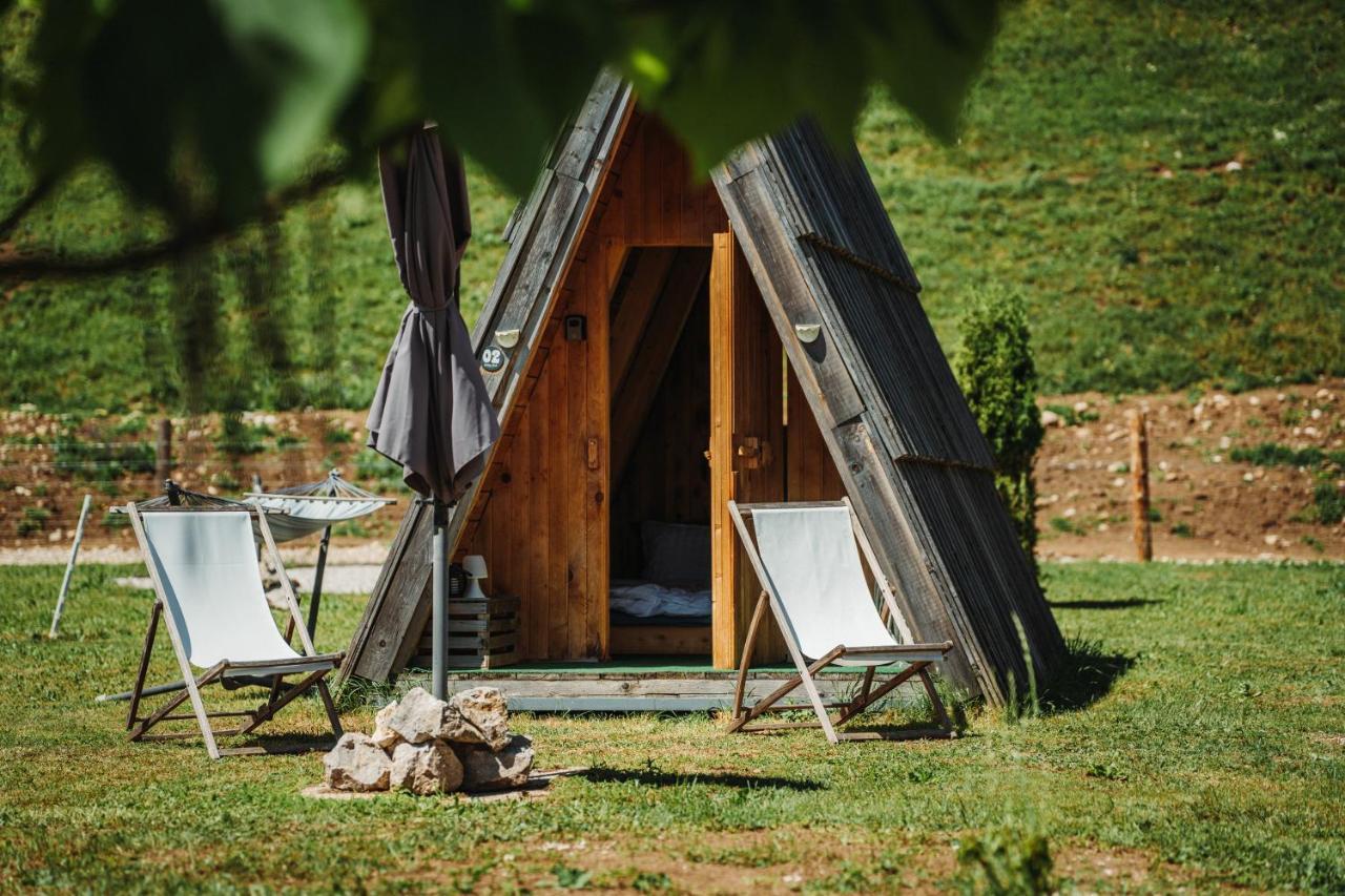 Hotel Glamping Alp Hut In Camping Garden Park à Radovljica Extérieur photo