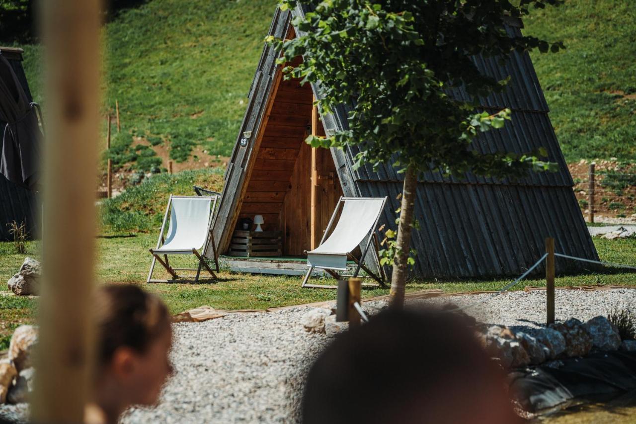 Hotel Glamping Alp Hut In Camping Garden Park à Radovljica Extérieur photo